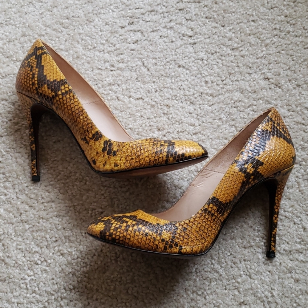 Zara 41 classic snakeskin pumps